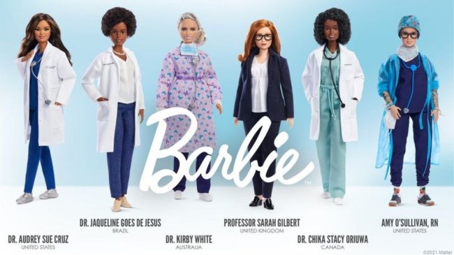 Brasileira que liderou sequenciamento do DNA da Covid vira boneca Barbie Bonecas Barbie lançadas em homenagem a cientistas brasileiras