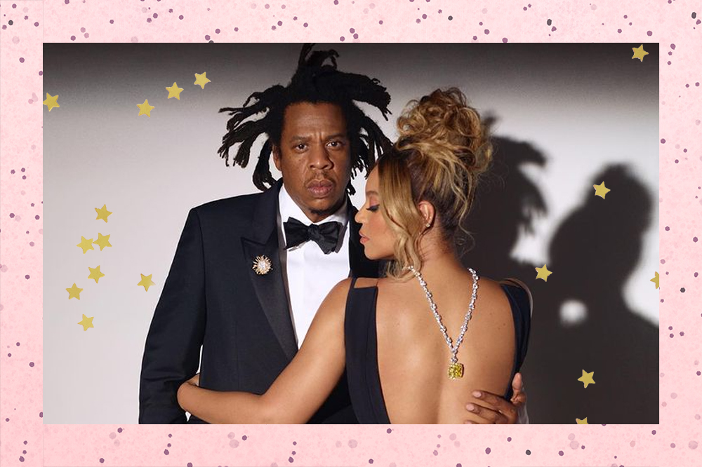 Foto do ensaio que a Beyoncé fez para a a marca Tiffany. Ela aparece de costas, abraçado ao Jay-Z, com o colar do diamante amarelo pendurado