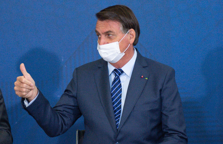 Jair Bolsonaro fazendo sinal de joinha com as mãos