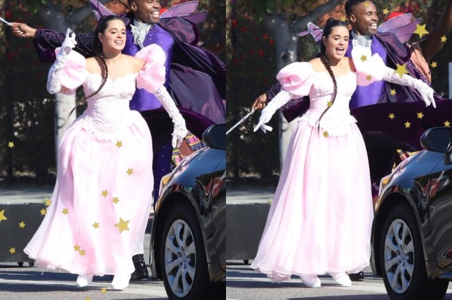 Montagem com duas fotos da atriz Camila Cabello em um flash mob de divulgação do filme Cinderella em Los Angeles com detalhes de estrelinhas douradas. Ela usa um vestido de princesa rosa de manga bufante, luvas, par de tênis branco e cabelo preso em um rabo de cavalo com trança. Em ambas as fotos ela está na rua e não olha para a câmera.