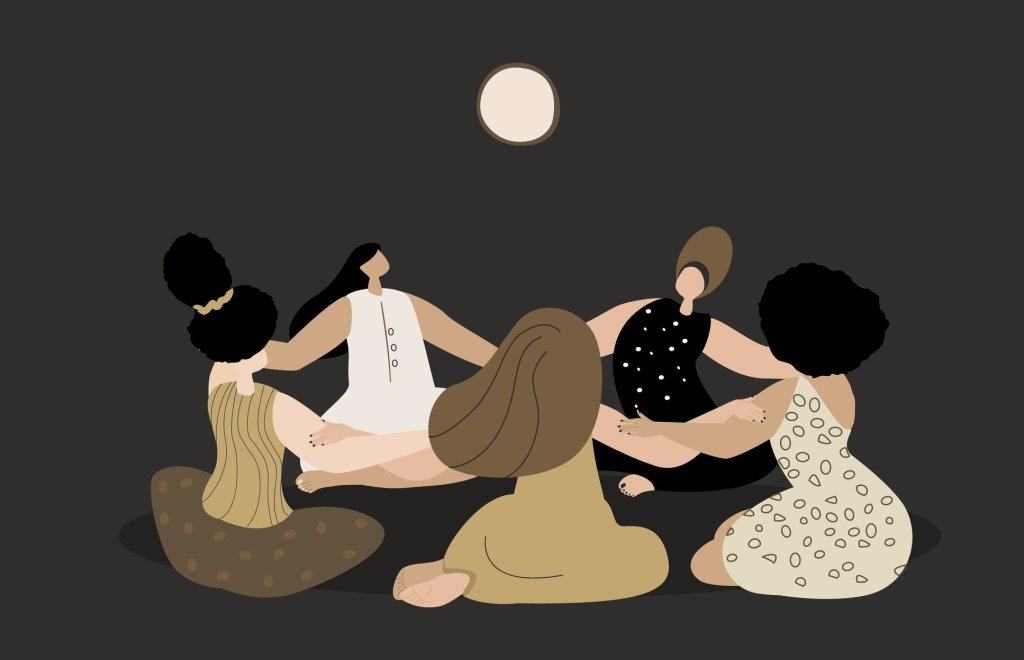 Ilustração de mulheres em roda, com as mãos dadas, sentadas no chão, energizando-se sobre a Lua Cheia