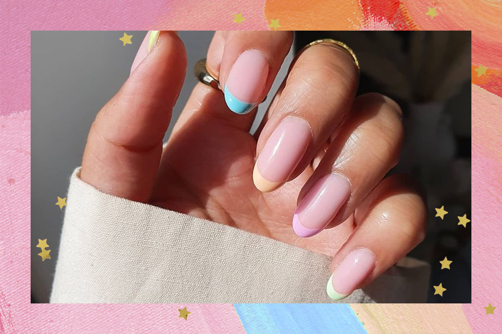 Montagem de uma foto de uma mão mostrando as unhas com francesinhas coloridas em um fundo em tons de laranja, rosa e azul com estrelinhas douradas.