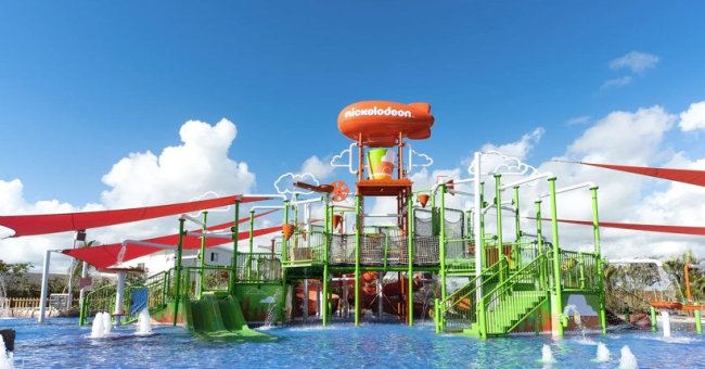Detalhe do parque aquático da Nickelodeon. No topo dos toboáguas é possível ver o zepelim laranja da Nick