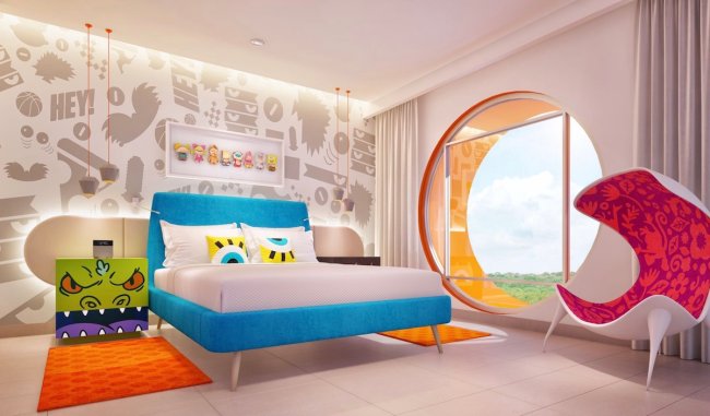 Quarto com decoração inspirada no desenho Bob Esponja. A cama é azul e branca, com almofadas cuja estampa é o olho do Bob.