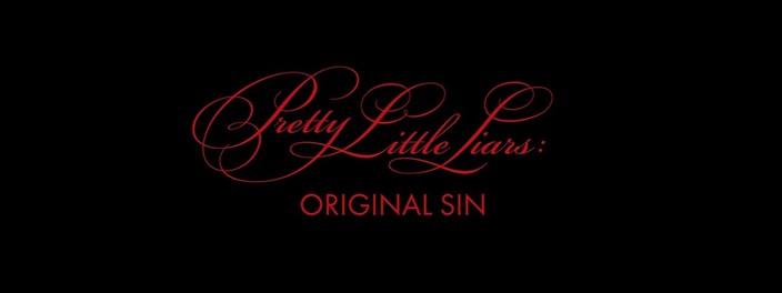 Imagem com fundo preto e "Pretty Little Liars: Original Sin" escrito em letras cursivas e de forma em cor vermelha