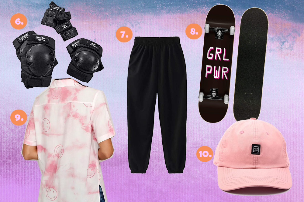 produtos-skate-olimpiadas- Montagem com produtos de skate em fundo em degradê com tons de azul, roxo e rosa. Um kit com joelheira, cotoveleira e proteção para o pulso, uma calça de moletom preta, um skate escrito Grl Pwr, uma camisa tie-dye rosa com carinhas felizes e um boné rosa claro.
