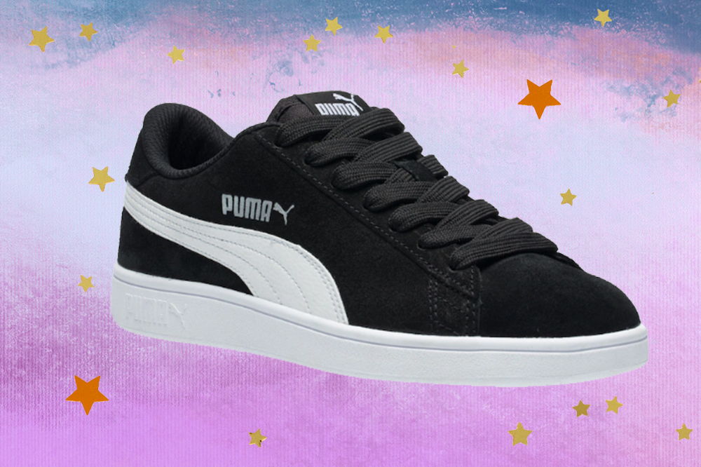 Montagem do tênis Puma Smash V3 preto e branco em fundo degradê de lilás e azul com estrelas douradas e laranjas