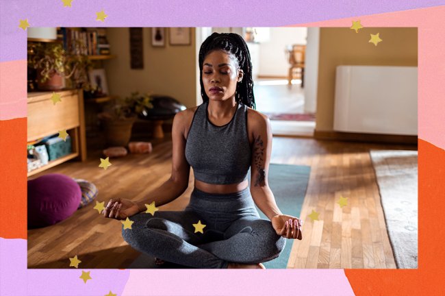 Aparece mujer vestida con traje gris, con las piernas cruzadas y meditando.