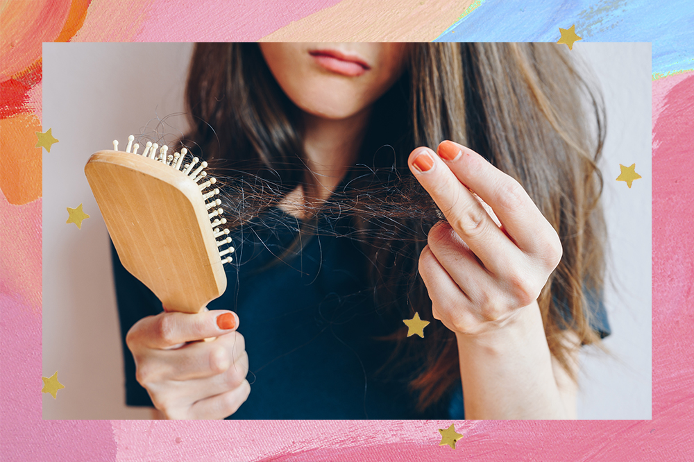 Montagem com foto de uma garota segurando uma escova de cabelo numa mão e cabelos caídos na outra. O fundo possui tons de rosa e azul, além de estrelinhas douradas.