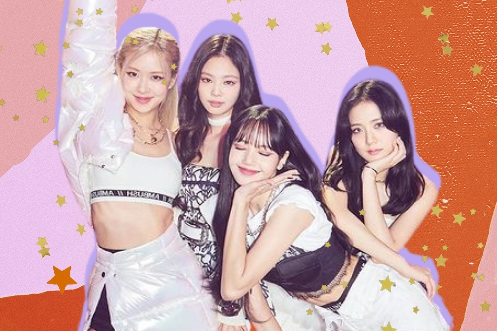 Montagem com a foto das integrantes do BLACKPINK com o fundo rosa e laranja, com detalhes de estrelinhas douradas. Elas estão fazendo pode para a foto, Lisa e Rosé sorriem para a foto e Jennie e Jisoo não sorriem.