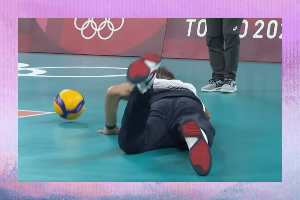 Técnico da França dando um peixinho no chão para tentar salvar a bola