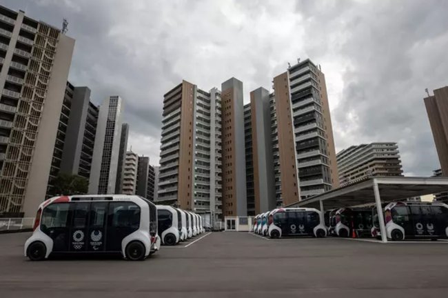 Tóquio 2020 são as Olimpíadas mais sustentáveis da história Carros elétricos estacionados em frente a prédios, em Tóquio