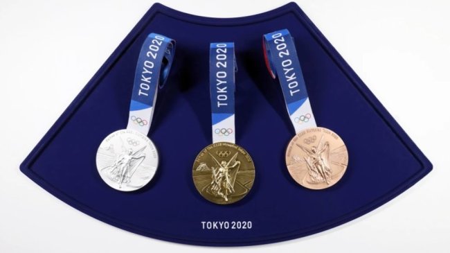 Tóquio 2020 são as Olimpíadas mais sustentáveis da história Medalhas de ouro, prata e bronze, das Olimpíadas de Tóquio, apoiadas sobre um estojo azul