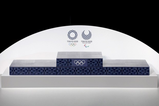 Tóquio 2020 são as Olimpíadas mais sustentáveis da história Tóquio olímpico produzido com lixo eletrônico. Ele é azul, craquelado e tem o símbolo das Olimpíadas no centro