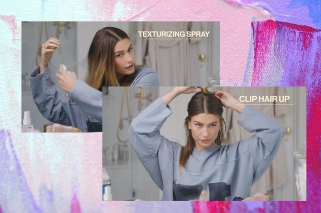 Montagem com duas de prints do vídeo tutorial da Hailey Bieber com o fundo roxo e rosa. Nas fotos, a modelo ensina como ondula o cabelo com chapinha.