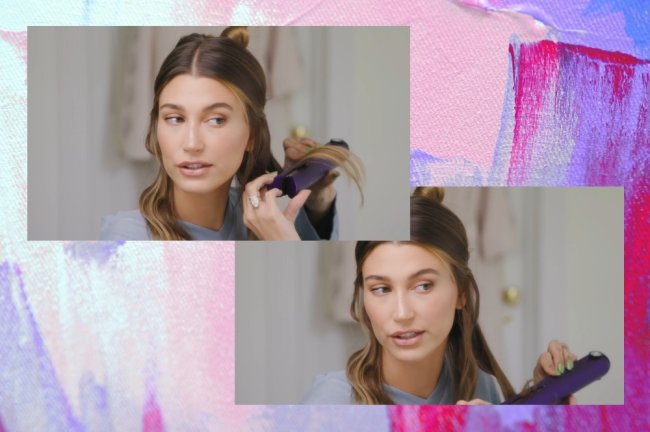 Montagem com duas de prints do vídeo tutorial da Hailey Bieber com o fundo roxo e rosa. Nas fotos, a modelo ensina como ondula o cabelo com chapinha.