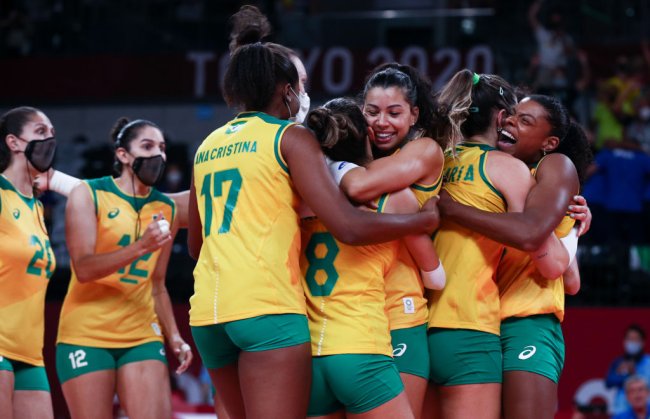 Jogadoras do Brasil dando uma braço coletivo após vitória contra a Rússia nas quartas de final de Tóquio 2020