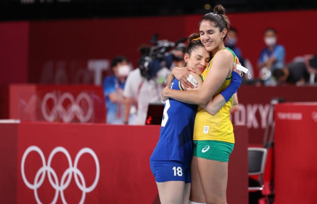 Camila Brait e Natalia se abraçando após vitória contra a Coreia do Sul na semifinal das Olimpíadas. Elas estão com os olhos fechados e sorrindo.