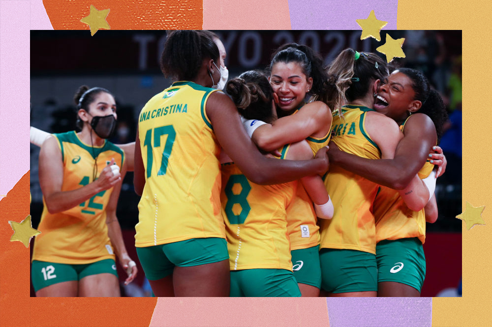 Jogadoras do Brasil dando uma braço coletivo após vitória contra a Rússia nas quartas de final de Tóquio 2020