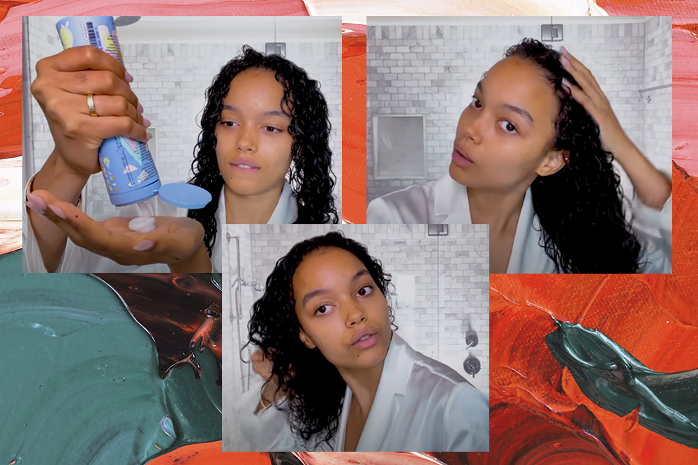 Montagem com três fotos de Whitney Peak de roupão, em um banheiro, ensinando como finalizar seu cabelo ondulado/cacheado. O fundo da montagem é em tons de rosa, vermelho e verde.