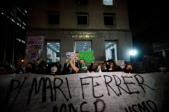 Protesto organizado em 4 de novembro de 2020, em frente Supreme Federal, em São Paulo, em repúdio à absolvição de André de Camargo Aranha em 1ª Instância. Na imagem, mulheres seguram faixas e cartazes em apoio a Mari Ferrer e contra o feminicídio e machismo