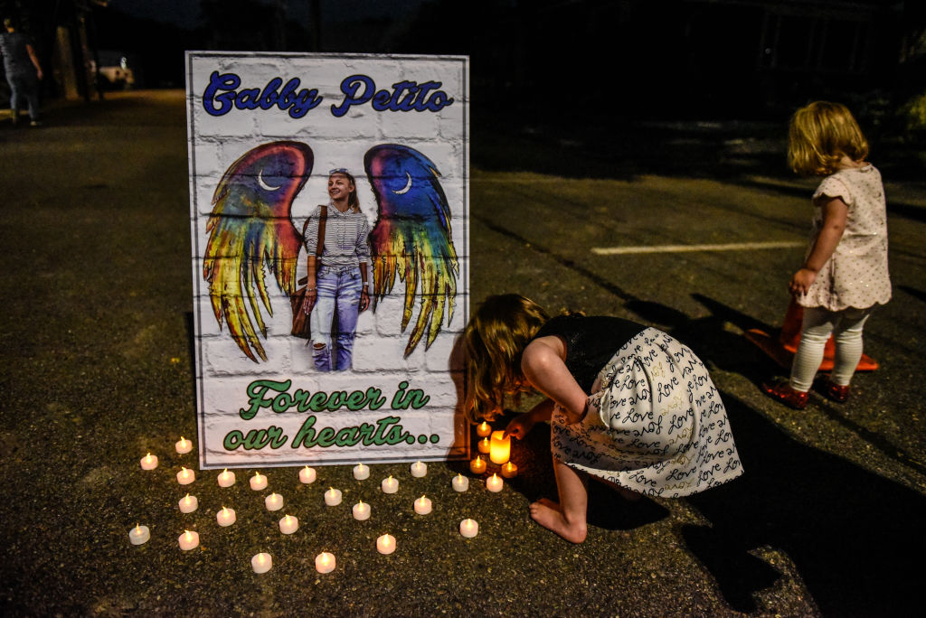 Duas crianças acendendo velas no memorial em homenagem a Gabbie Petito