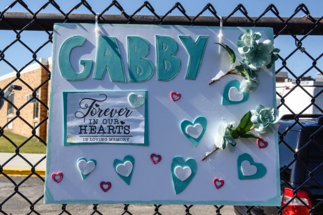 Gabbie Petito: funeral ocorre com urna vazia; noivo está escondido em mata Cartaz em homenagem a Gabbie Petito, com os dizeres: