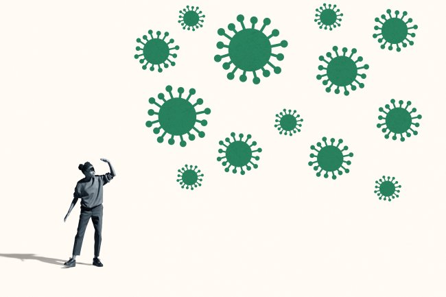 Woman shielding eyes by large green coronavirus Ilustração de mulher com a mão esticada para o alto e cepas de vírus no ar