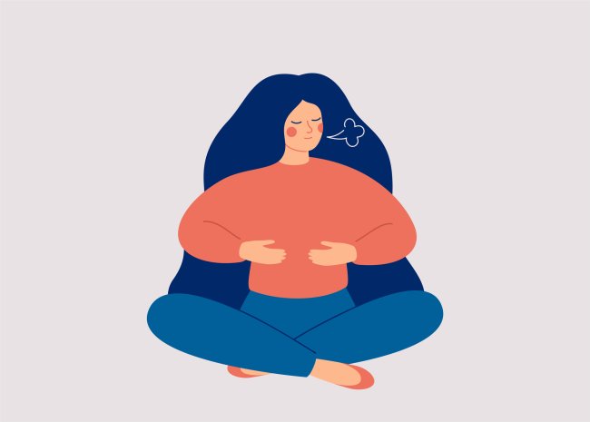 17 conselhos de terapeutas sobre pressões sentidas na adolescência Ilustração de uma garota sentada no chão, com as pernas cruzadas, com as mãos sobre o diafragma, fazendo exercícios de respiração