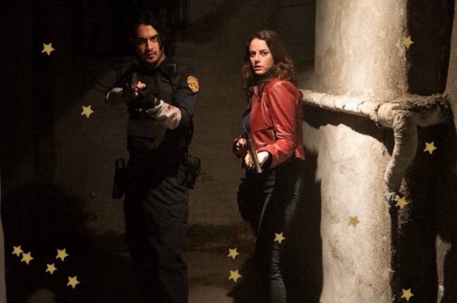 Kaya Scodelario em Resident Evil Kaya Scodelario em imagem do filme Resident Evil, ela aparece com jaqueta vermelha e expressão preocupada.