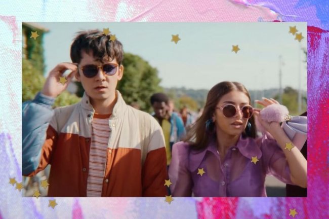 Otis e Ruby Personagens de Sex Education com expressão preocupada em imagem da nova temporada. A foto está com uma borda colorida, com as cores rosa, lilás e roxo.