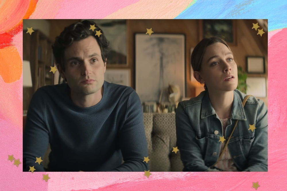 Print com cena da terceira temporada do seriado YOU, com borda colorida. Nela, vemos o casal protagonista sentado e com uma expressão de preocupação.