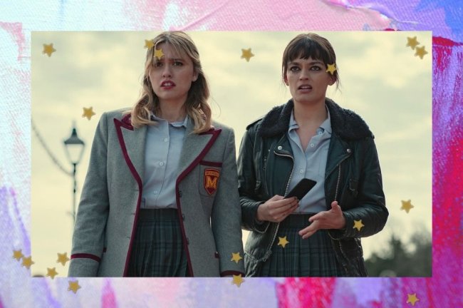 Personagens de Sex Education com expressão preocupada em imagem da nova temporada. A foto está com uma borda colorida, com as cores rosa, lilás e roxo.