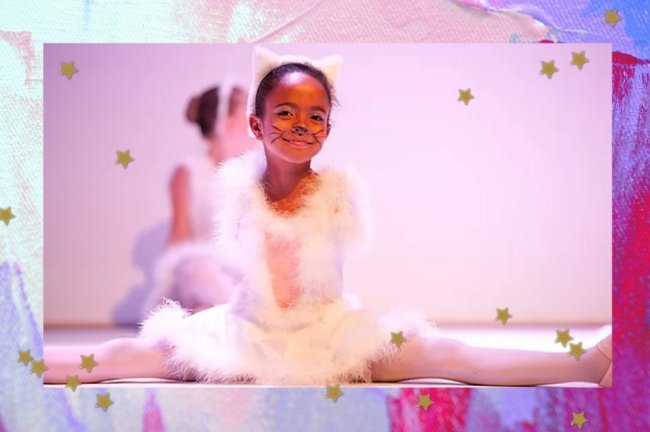 Foto com borda colorida e uma bailarina sentada e sorridente.