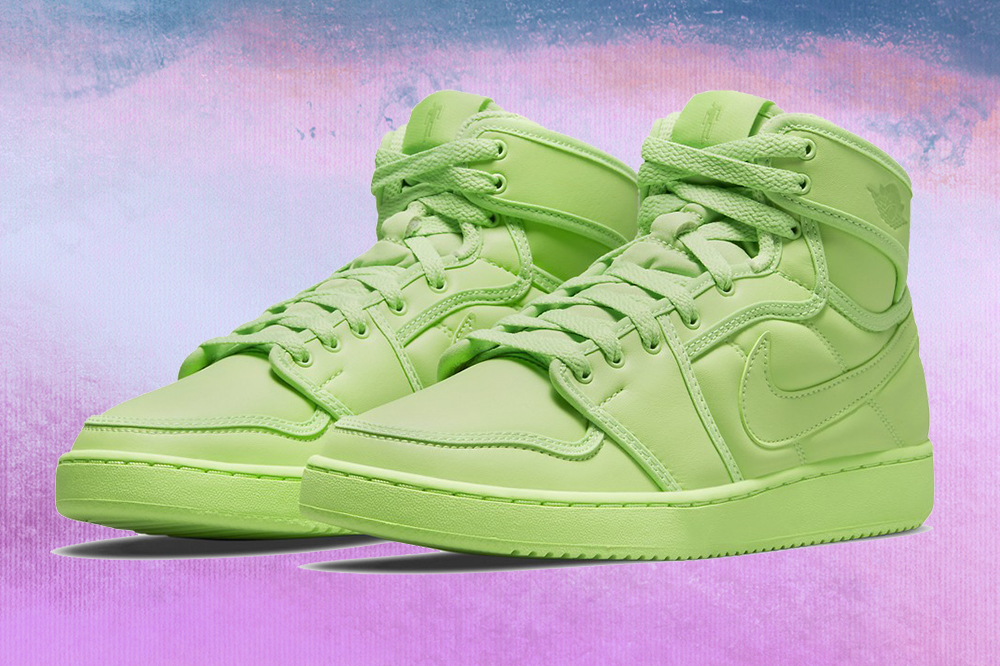 Foto do tênis verde neon no modelo Air Jordan 1 KO da coleção da Billie Eilish com a Nike em fundo lilás, roxo e azul