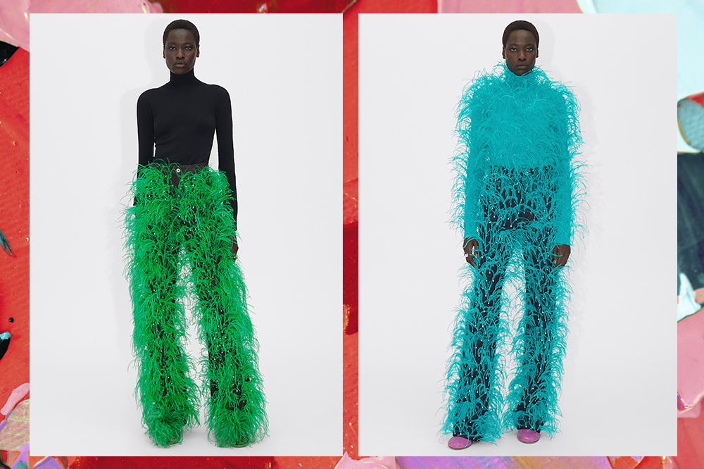 calça-jeans-plumas-bottega-veneta-azul-verde Montagem com duas fotos de uma modelo negra. À esquerda, ela está com uma blusa preta de manga longa e calça jeans com plumas verdes da Bottega Veneta. À direita, ela está toda de azul com a mesma calça de plumas. O fundo possui tintas vermelhas e verdes.