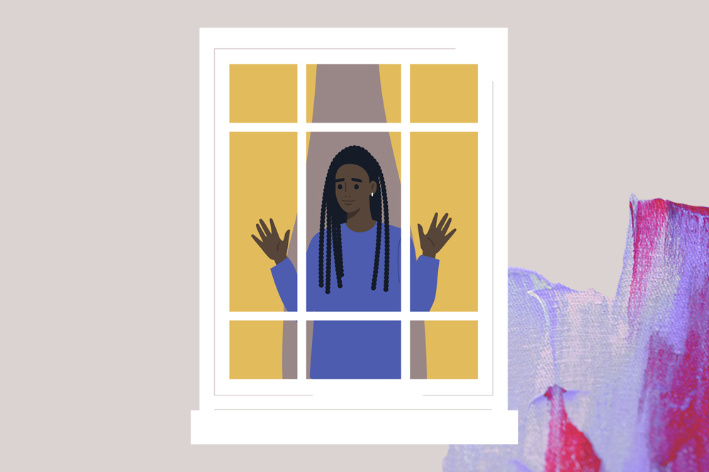 Foto de uma garota negra, com tranças no cabelo, olhando para fora de casa por uma janela. O rosto é de preocupação.