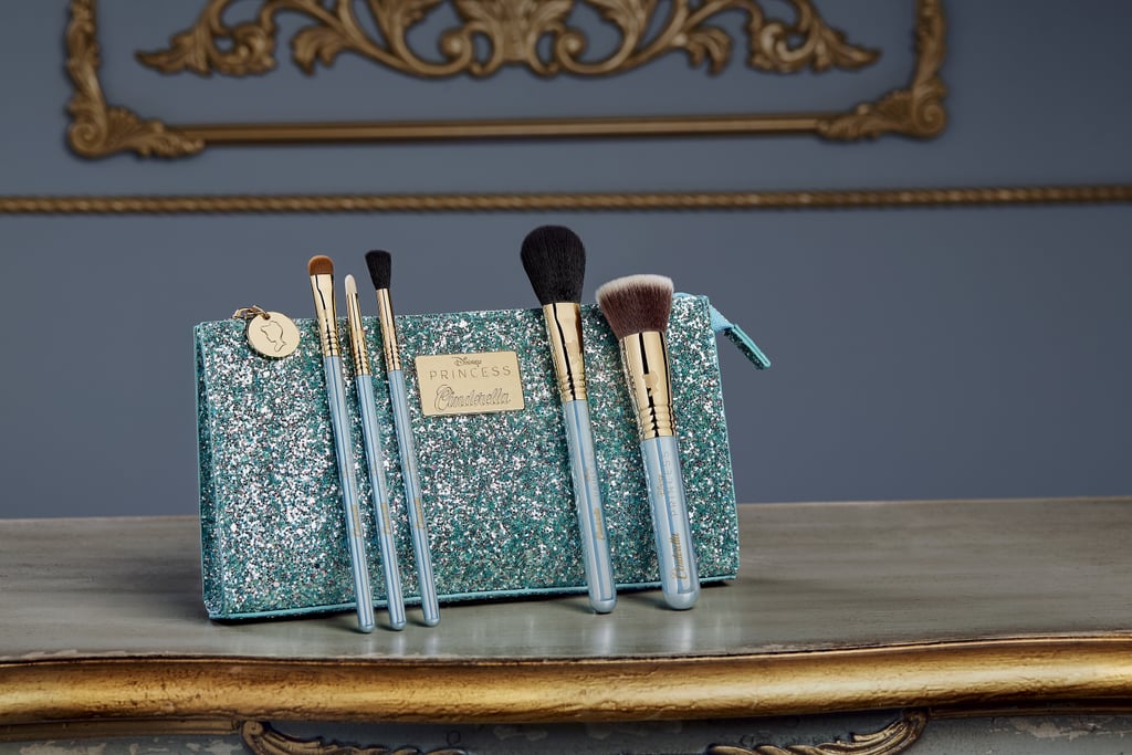 Pincéis e nécessaire azul brilhante da coleção de maquiagem inspirada na Cinderela da Sigma Beauty