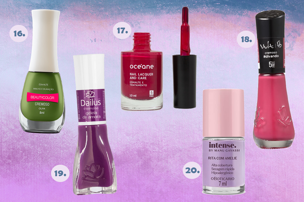 esmaltes-coloridos-unhas-04 Cinco cores de esmaltes diferentes em fundo degradê roxo e azul. Há esmalte verde, vermelho, rosa, roxo e lilás.