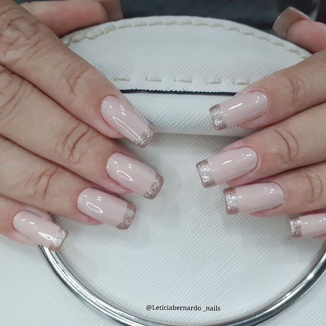 francesinha com glitter Foto com foco nas unhas feitas com francesinha de glitter.