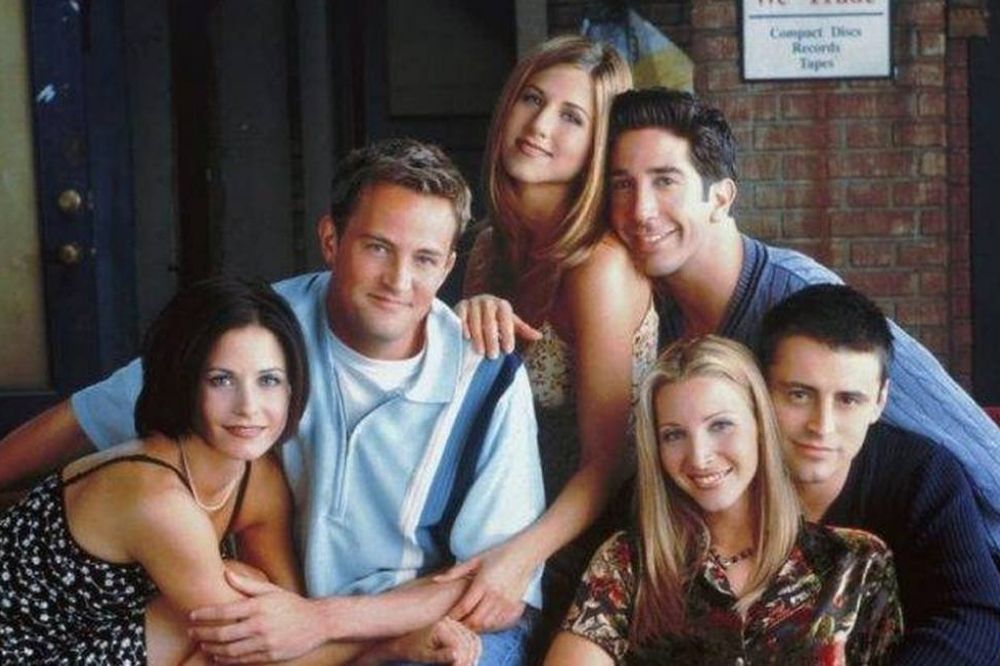 Foto de divulgação da série Friends, com seis pessoas sorrindo e posando na imagem