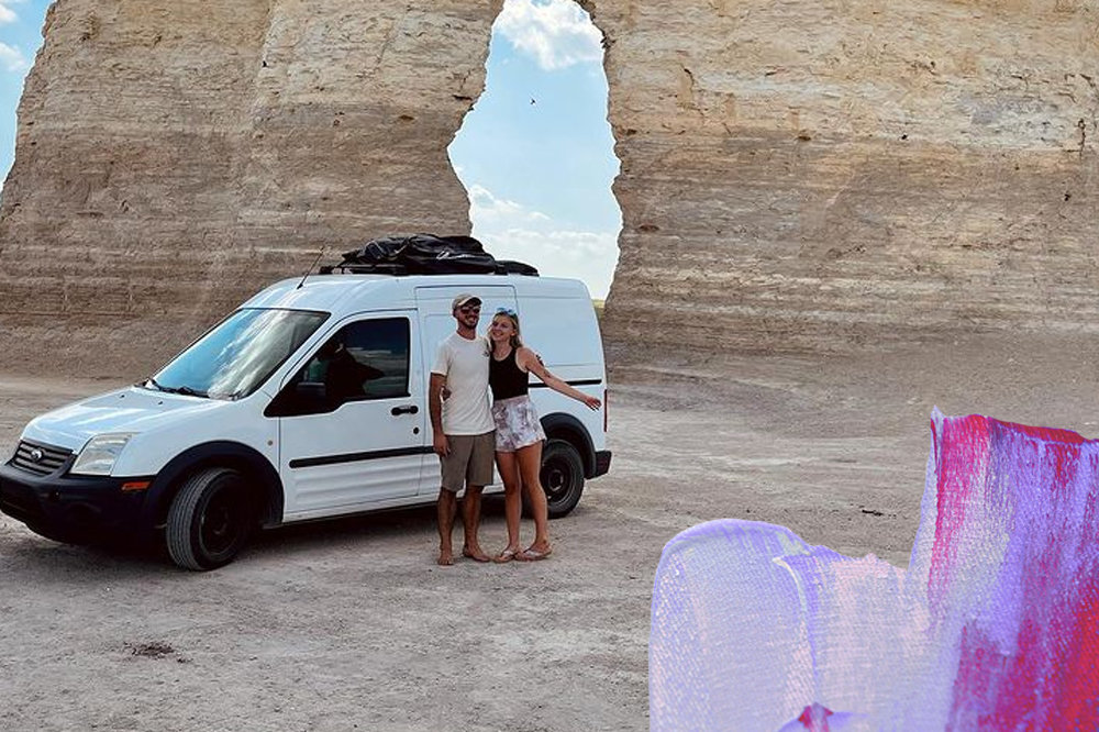 Prints de fotos da Gabby Petito no Instagram. Ela aparece feliz ao lado do noivo, viajando pelos EUA em uma van branca