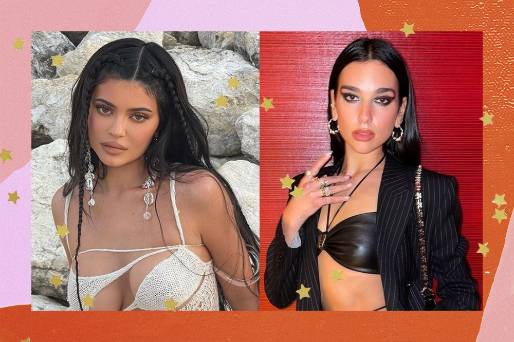 Montagem com foto de Kylie Jenner à esquerda e Dua Lipa à direita em um fundo rosa e laranja com estrelinhas douradas. Ambas estão com expressão facial séria, Kylie com um vestido praiano em tom cru e Dua com um top e blazer pretos.
