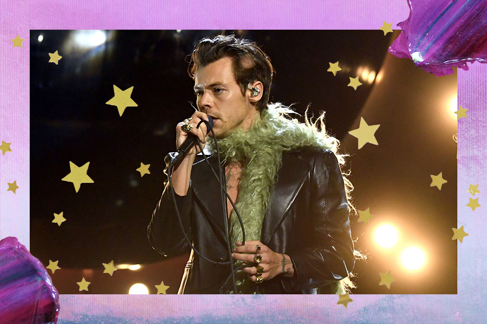 Montagem com fundo degradê em lilás e estrelinhas douradas de foto do Harry Styles cantando no palco do Grammy 2021 com look preto de couro e echarpe verde de plumas