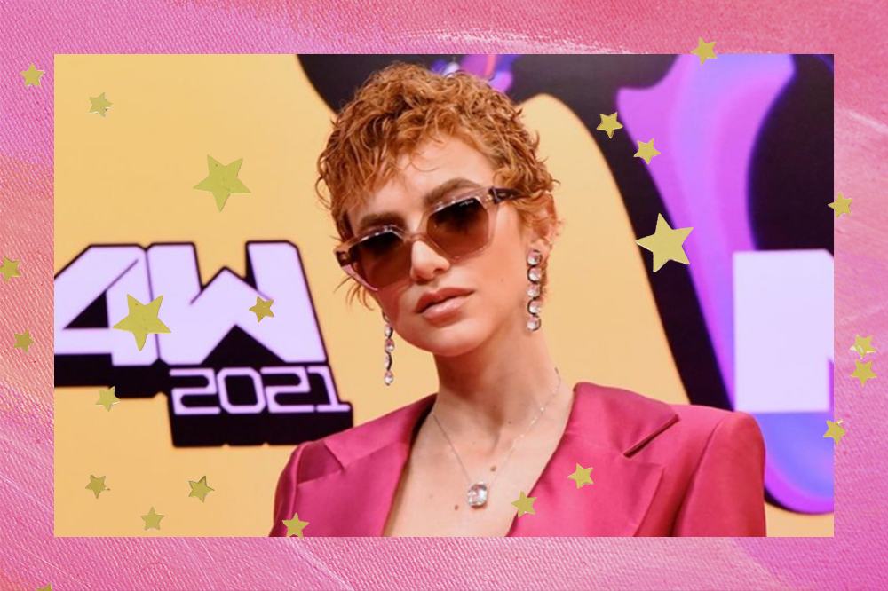 Montagem de foto da Manu Gavassi no MTV Miaw 2021 usando óculos de sol e blazer rosa em fundo rosa com estrelinhas douradas