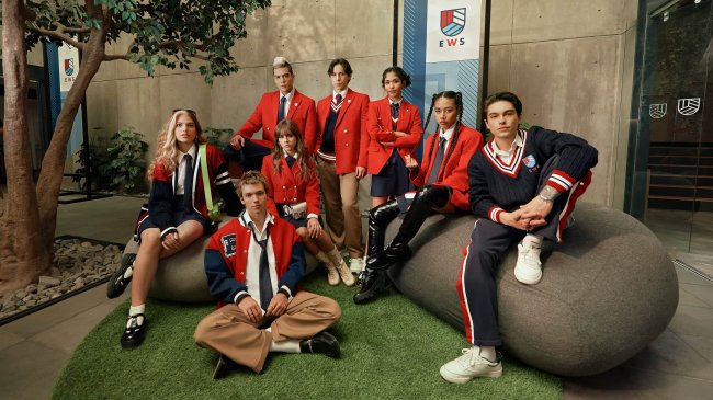 Elenco de Rebelde em foto promocional usando o uniforme do colégio.
