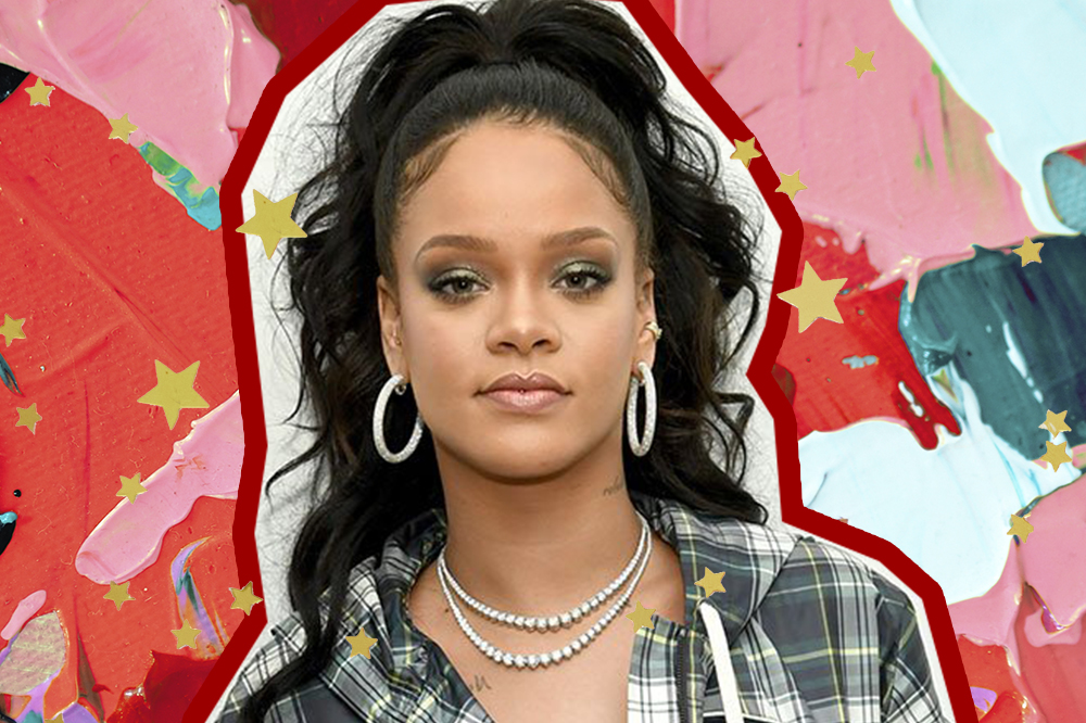 Rihanna usando camisa xadrez, colares, brincos de argola e cabelo preso em rabo alto. Ela está olhando para a câmera com expressão séria. A montagem possui fundo de tintas coloridas e estrelinhas douradas.
