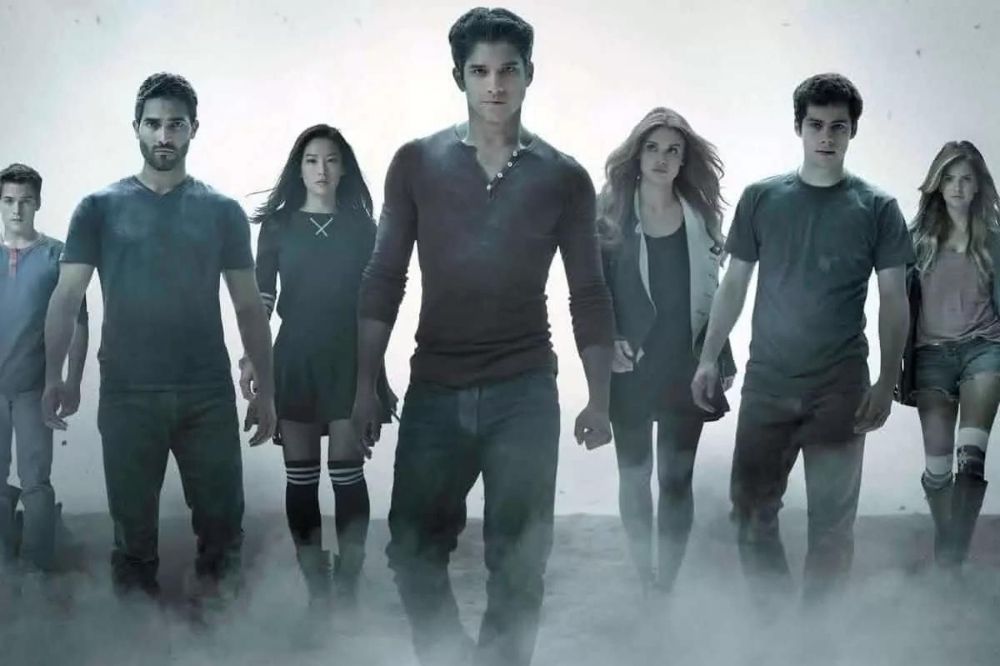 Foto promocional da série Teen Wolf. Atores andando juntos em uma neblina.