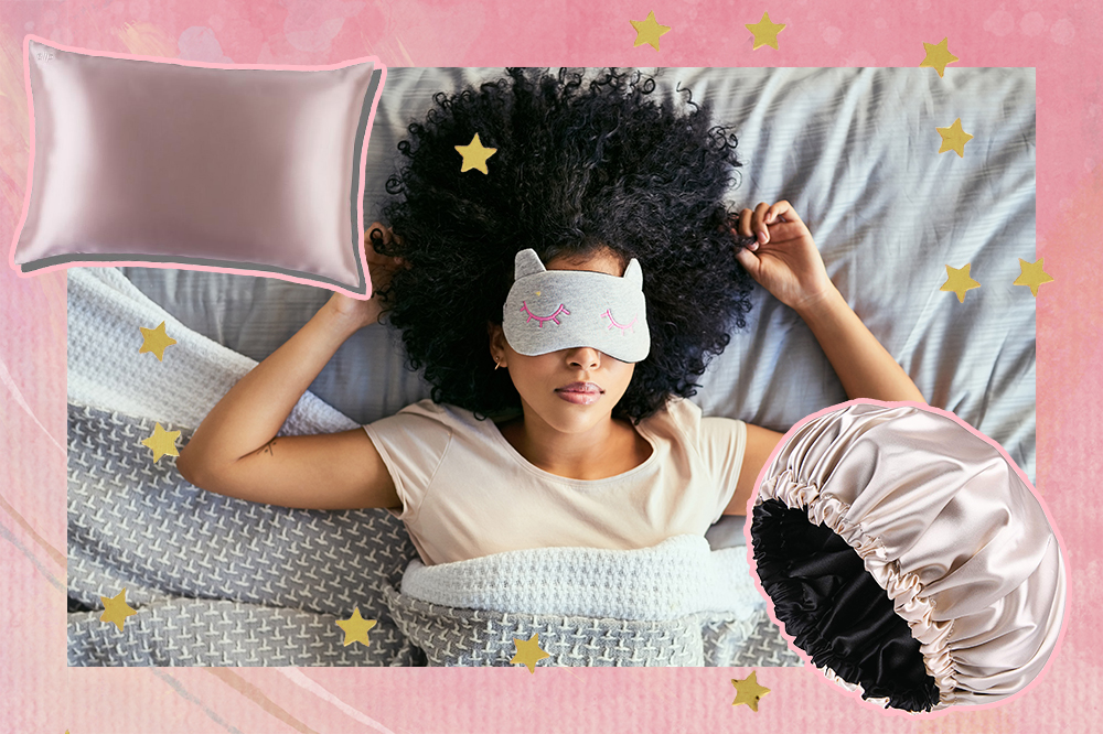 Montagem de foto de uma garota de cabelo cacheado dormindo na caba com tapa olho em um fundo rosa com estrelinhas douradas. Em cima da foto, há uma montagem com uma fronha de cetim e uma touca de cetim.