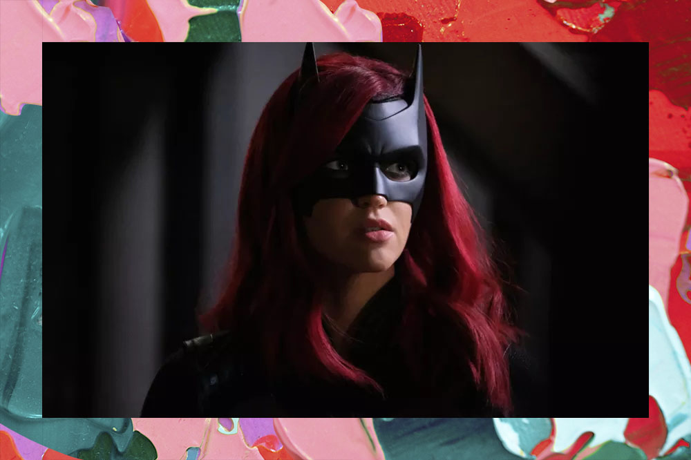 Foto de Ruby Rose como Batwoman. Nela, a atriz aparece com cabelos vermelhos, traje preto e máscara preta em formato de morcego.